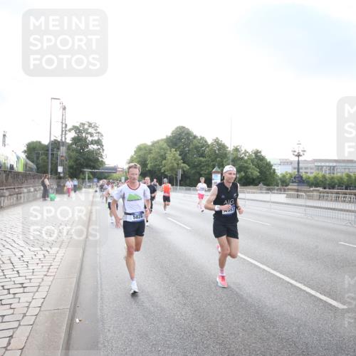 29.06.2025 - hella hamburg halbmarathon Jannik Wohlers http://msf.ph/oto/8141650 29.06.2025 09:44:59 Lombardsbrücke 57, 1758, 1990, 2746, 3043, 4050, 4698, 4749, 5070, 5328, 5746, 5826, 6358, 6781, 7272, 7389, 7481, 7651, 7723, 8209, 8883, 9137, 9381, 9571, 9634, 10171, 11413, 11857, 12049, 12234, 12595, 12988, 14028, 14289, 14395, 14784, 15621, 15672, 16157, 16711, 16818, 17175, 17374, 17802, 18099, 18102, 18692, 18737, 19194, 19202, 19203, 19204 meine-sportfotos.de