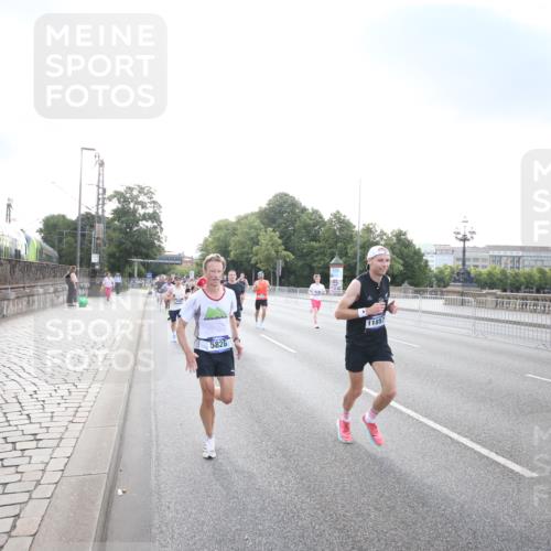 29.06.2025 - hella hamburg halbmarathon Jannik Wohlers http://msf.ph/oto/8141655 29.06.2025 09:44:59 Lombardsbrücke 57, 1758, 1990, 2746, 3043, 4050, 4698, 4749, 5070, 5328, 5746, 5826, 6358, 6781, 7272, 7389, 7481, 7651, 7723, 8209, 8883, 9137, 9381, 9571, 9634, 10171, 11413, 11857, 12049, 12234, 12595, 12988, 14028, 14289, 14395, 14784, 15621, 15672, 16157, 16711, 16818, 17175, 17374, 17802, 18099, 18102, 18692, 18737, 19194, 19202, 19203, 19204 meine-sportfotos.de