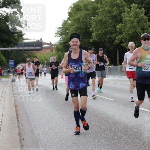 29.06.2025 - hella hamburg halbmarathon Jannik Wohlers http://msf.ph/oto/8141656 29.06.2025 10:06:54 Lombardsbrücke 2032, 4262, 4550, 5242, 5899, 6517, 6518, 6707, 6713, 6715, 6833, 9338, 10700, 11758, 15051, 15673, 17062, 18218 meine-sportfotos.de