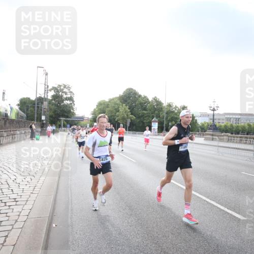 29.06.2025 - hella hamburg halbmarathon Jannik Wohlers http://msf.ph/oto/8141662 29.06.2025 09:44:59 Lombardsbrücke 57, 1758, 1990, 2746, 3043, 4050, 4698, 4749, 5070, 5328, 5746, 5826, 6358, 6781, 7272, 7389, 7481, 7651, 7723, 8209, 8883, 9137, 9381, 9571, 9634, 10171, 11413, 11857, 12049, 12234, 12595, 12988, 14028, 14289, 14395, 14784, 15621, 15672, 16157, 16711, 16818, 17175, 17374, 17802, 18099, 18102, 18692, 18737, 19194, 19202, 19203, 19204 meine-sportfotos.de