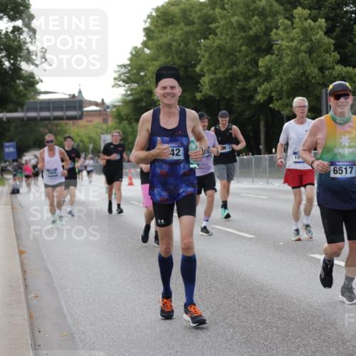 29.06.2025 - hella hamburg halbmarathon Jannik Wohlers http://msf.ph/oto/8141665 29.06.2025 10:06:54 Lombardsbrücke 2032, 4262, 4550, 5242, 5899, 6517, 6518, 6707, 6713, 6715, 6833, 9338, 10700, 11758, 15051, 15673, 17062, 18218 meine-sportfotos.de
