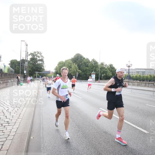 29.06.2025 - hella hamburg halbmarathon Jannik Wohlers http://msf.ph/oto/8141670 29.06.2025 09:44:59 Lombardsbrücke 57, 1758, 1990, 2746, 3043, 4050, 4698, 4749, 5070, 5328, 5746, 5826, 6358, 6781, 7272, 7389, 7481, 7651, 7723, 8209, 8883, 9137, 9381, 9571, 9634, 10171, 11413, 11857, 12049, 12234, 12595, 12988, 14028, 14289, 14395, 14784, 15621, 15672, 16157, 16711, 16818, 17175, 17374, 17802, 18099, 18102, 18692, 18737, 19194, 19202, 19203, 19204 meine-sportfotos.de