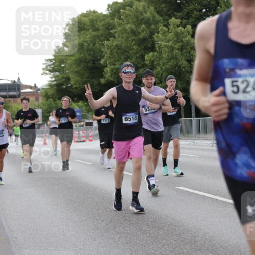 29.06.2025 - hella hamburg halbmarathon Jannik Wohlers http://msf.ph/oto/8141673 29.06.2025 10:06:56 Lombardsbrücke 2032, 4262, 4550, 5242, 5899, 6196, 6517, 6518, 6707, 6713, 6715, 6833, 9338, 9967, 10700, 11758, 15051, 15673, 17062, 18218 meine-sportfotos.de
