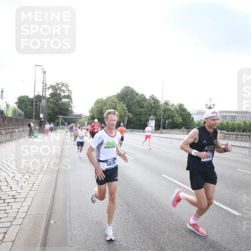 29.06.2025 - hella hamburg halbmarathon Jannik Wohlers http://msf.ph/oto/8141677 29.06.2025 09:44:59 Lombardsbrücke 57, 1758, 1990, 2746, 3043, 4050, 4698, 4749, 5070, 5328, 5746, 5826, 6358, 6781, 7272, 7389, 7481, 7651, 7723, 8209, 8883, 9137, 9381, 9571, 9634, 10171, 11413, 11857, 12049, 12234, 12595, 12988, 14028, 14289, 14395, 14784, 15621, 15672, 16157, 16711, 16818, 17175, 17374, 17802, 18099, 18102, 18692, 18737, 19194, 19202, 19203, 19204 meine-sportfotos.de