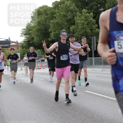 29.06.2025 - hella hamburg halbmarathon Jannik Wohlers http://msf.ph/oto/8141678 29.06.2025 10:06:56 Lombardsbrücke 2032, 4262, 4550, 5242, 5899, 6196, 6517, 6518, 6707, 6713, 6715, 6833, 9338, 9967, 10700, 11758, 15051, 15673, 17062, 18218 meine-sportfotos.de