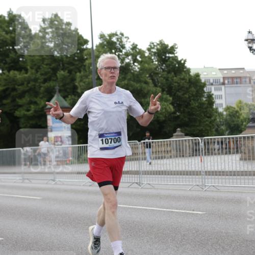 29.06.2025 - hella hamburg halbmarathon Jannik Wohlers http://msf.ph/oto/8141688 29.06.2025 10:06:57 Lombardsbrücke 1893, 2032, 4262, 4550, 5242, 5899, 6196, 6517, 6518, 6707, 6713, 6715, 6833, 9338, 9967, 10700, 11758, 15051, 15673, 17062, 18218 meine-sportfotos.de