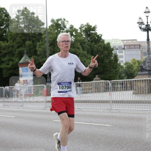29.06.2025 - hella hamburg halbmarathon Jannik Wohlers http://msf.ph/oto/8141697 29.06.2025 10:06:57 Lombardsbrücke 1893, 2032, 4262, 4550, 5242, 5899, 6196, 6517, 6518, 6707, 6713, 6715, 6833, 9338, 9967, 10700, 11758, 15051, 15673, 17062, 18218 meine-sportfotos.de
