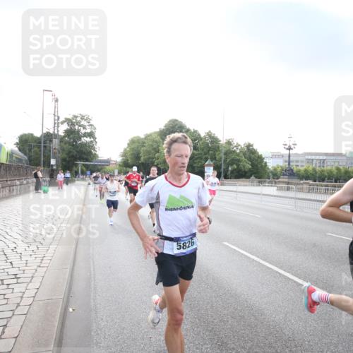 29.06.2025 - hella hamburg halbmarathon Jannik Wohlers http://msf.ph/oto/8141699 29.06.2025 09:44:59 Lombardsbrücke 57, 1758, 1990, 2746, 3043, 4050, 4698, 4749, 5070, 5328, 5746, 5826, 6358, 6781, 7272, 7389, 7481, 7651, 7723, 8209, 8883, 9137, 9381, 9571, 9634, 10171, 11413, 11857, 12049, 12234, 12595, 12988, 14028, 14289, 14395, 14784, 15621, 15672, 16157, 16711, 16818, 17175, 17374, 17802, 18099, 18102, 18692, 18737, 19194, 19202, 19203, 19204 meine-sportfotos.de