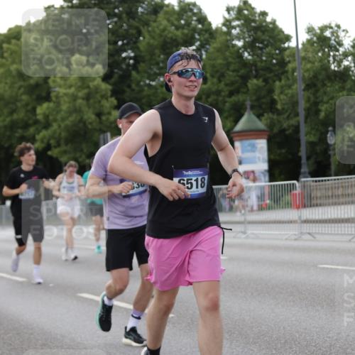 29.06.2025 - hella hamburg halbmarathon Jannik Wohlers http://msf.ph/oto/8141709 29.06.2025 10:06:58 Lombardsbrücke 1893, 2032, 4262, 4550, 5242, 5899, 6196, 6517, 6518, 6707, 6713, 6715, 6833, 9338, 9967, 10700, 11758, 15051, 15673, 17062, 18218 meine-sportfotos.de