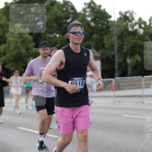 29.06.2025 - hella hamburg halbmarathon Jannik Wohlers http://msf.ph/oto/8141717 29.06.2025 10:06:58 Lombardsbrücke 1893, 2032, 4262, 4550, 5242, 5899, 6196, 6517, 6518, 6707, 6713, 6715, 6833, 9338, 9967, 10700, 11758, 15051, 15673, 17062, 18218 meine-sportfotos.de