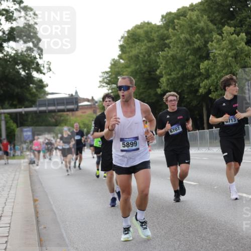 29.06.2025 - hella hamburg halbmarathon Jannik Wohlers http://msf.ph/oto/8141722 29.06.2025 10:06:59 Lombardsbrücke 1893, 2032, 4550, 5242, 5899, 6196, 6517, 6518, 6707, 6713, 6715, 6833, 9338, 9967, 10700, 11758, 15051, 15673, 17062, 18218 meine-sportfotos.de