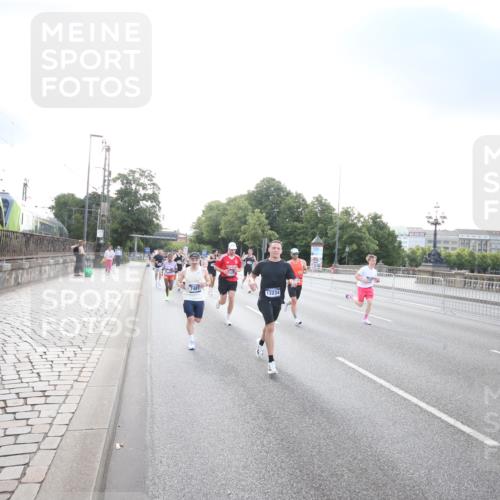 29.06.2025 - hella hamburg halbmarathon Jannik Wohlers http://msf.ph/oto/8141723 29.06.2025 09:45:00 Lombardsbrücke 57, 1758, 1990, 3043, 4050, 4129, 4698, 4749, 5070, 5328, 5746, 5826, 6358, 6781, 7272, 7389, 7481, 7651, 7723, 8209, 8883, 9137, 9381, 9571, 9634, 10171, 11413, 11857, 12049, 12234, 12988, 14028, 14289, 14395, 14784, 15621, 15672, 16157, 16711, 17175, 17374, 17802, 18099, 18102, 18692, 19194, 19202, 19203, 19204 meine-sportfotos.de