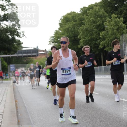 29.06.2025 - hella hamburg halbmarathon Jannik Wohlers http://msf.ph/oto/8141726 29.06.2025 10:06:59 Lombardsbrücke 1893, 2032, 4550, 5242, 5899, 6196, 6517, 6518, 6707, 6713, 6715, 6833, 9338, 9967, 10700, 11758, 15051, 15673, 17062, 18218 meine-sportfotos.de