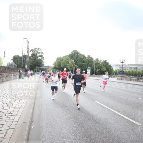 29.06.2025 - hella hamburg halbmarathon Jannik Wohlers http://msf.ph/oto/8141730 29.06.2025 09:45:00 Lombardsbrücke 57, 1758, 1990, 3043, 4050, 4129, 4698, 4749, 5070, 5328, 5746, 5826, 6358, 6781, 7272, 7389, 7481, 7651, 7723, 8209, 8883, 9137, 9381, 9571, 9634, 10171, 11413, 11857, 12049, 12234, 12988, 14028, 14289, 14395, 14784, 15621, 15672, 16157, 16711, 17175, 17374, 17802, 18099, 18102, 18692, 19194, 19202, 19203, 19204 meine-sportfotos.de