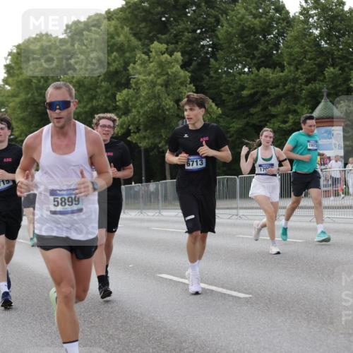 29.06.2025 - hella hamburg halbmarathon Jannik Wohlers http://msf.ph/oto/8141731 29.06.2025 10:06:59 Lombardsbrücke 1893, 2032, 4550, 5242, 5899, 6196, 6517, 6518, 6707, 6713, 6715, 6833, 9338, 9967, 10700, 11758, 15051, 15673, 17062, 18218 meine-sportfotos.de