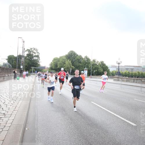29.06.2025 - hella hamburg halbmarathon Jannik Wohlers http://msf.ph/oto/8141739 29.06.2025 09:45:00 Lombardsbrücke 57, 1758, 1990, 3043, 4050, 4129, 4698, 4749, 5070, 5328, 5746, 5826, 6358, 6781, 7272, 7389, 7481, 7651, 7723, 8209, 8883, 9137, 9381, 9571, 9634, 10171, 11413, 11857, 12049, 12234, 12988, 14028, 14289, 14395, 14784, 15621, 15672, 16157, 16711, 17175, 17374, 17802, 18099, 18102, 18692, 19194, 19202, 19203, 19204 meine-sportfotos.de