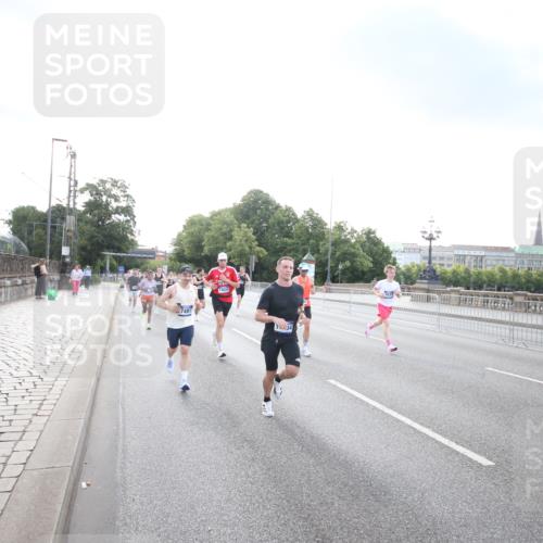 29.06.2025 - hella hamburg halbmarathon Jannik Wohlers http://msf.ph/oto/8141746 29.06.2025 09:45:00 Lombardsbrücke 57, 1758, 1990, 3043, 4050, 4129, 4698, 4749, 5070, 5328, 5746, 5826, 6358, 6781, 7272, 7389, 7481, 7651, 7723, 8209, 8883, 9137, 9381, 9571, 9634, 10171, 11413, 11857, 12049, 12234, 12988, 14028, 14289, 14395, 14784, 15621, 15672, 16157, 16711, 17175, 17374, 17802, 18099, 18102, 18692, 19194, 19202, 19203, 19204 meine-sportfotos.de