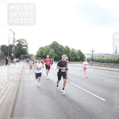 29.06.2025 - hella hamburg halbmarathon Jannik Wohlers http://msf.ph/oto/8141753 29.06.2025 09:45:00 Lombardsbrücke 57, 1758, 1990, 3043, 4050, 4129, 4698, 4749, 5070, 5328, 5746, 5826, 6358, 6781, 7272, 7389, 7481, 7651, 7723, 8209, 8883, 9137, 9381, 9571, 9634, 10171, 11413, 11857, 12049, 12234, 12988, 14028, 14289, 14395, 14784, 15621, 15672, 16157, 16711, 17175, 17374, 17802, 18099, 18102, 18692, 19194, 19202, 19203, 19204 meine-sportfotos.de