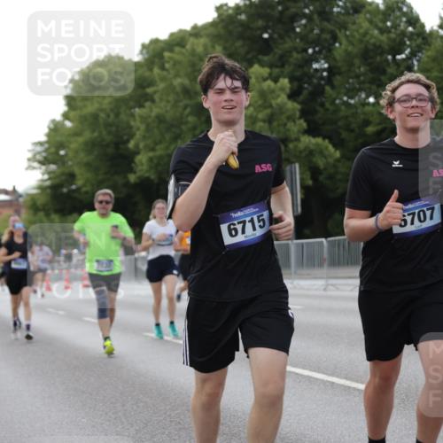 29.06.2025 - hella hamburg halbmarathon Jannik Wohlers http://msf.ph/oto/8141757 29.06.2025 10:07:01 Lombardsbrücke 1893, 2032, 3922, 4550, 5242, 5899, 6196, 6517, 6518, 6707, 6713, 6715, 9338, 9967, 10700, 15051, 15673, 17062, 18218 meine-sportfotos.de
