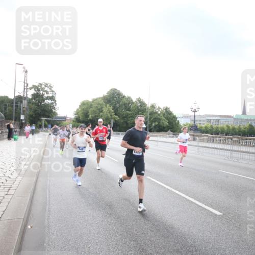 29.06.2025 - hella hamburg halbmarathon Jannik Wohlers http://msf.ph/oto/8141759 29.06.2025 09:45:00 Lombardsbrücke 57, 1758, 1990, 3043, 4050, 4129, 4698, 4749, 5070, 5328, 5746, 5826, 6358, 6781, 7272, 7389, 7481, 7651, 7723, 8209, 8883, 9137, 9381, 9571, 9634, 10171, 11413, 11857, 12049, 12234, 12988, 14028, 14289, 14395, 14784, 15621, 15672, 16157, 16711, 17175, 17374, 17802, 18099, 18102, 18692, 19194, 19202, 19203, 19204 meine-sportfotos.de