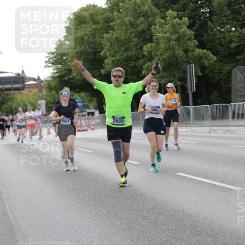29.06.2025 - hella hamburg halbmarathon Jannik Wohlers http://msf.ph/oto/8141762 29.06.2025 10:07:02 Lombardsbrücke 1893, 2032, 3922, 4550, 5242, 5899, 6196, 6517, 6518, 6707, 6713, 6715, 7019, 9338, 9967, 10700, 15051, 15673, 17062, 18218 meine-sportfotos.de