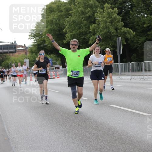 29.06.2025 - hella hamburg halbmarathon Jannik Wohlers http://msf.ph/oto/8141766 29.06.2025 10:07:02 Lombardsbrücke 1893, 2032, 3922, 4550, 5242, 5899, 6196, 6517, 6518, 6707, 6713, 6715, 7019, 9338, 9967, 10700, 15051, 15673, 17062, 18218 meine-sportfotos.de