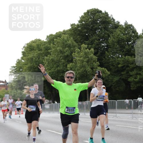 29.06.2025 - hella hamburg halbmarathon Jannik Wohlers http://msf.ph/oto/8141774 29.06.2025 10:07:03 Lombardsbrücke 1893, 2032, 2136, 3922, 4550, 5242, 5899, 6196, 6517, 6518, 6707, 6713, 6715, 7019, 9338, 9967, 10700, 15051, 15673, 17062, 18218 meine-sportfotos.de
