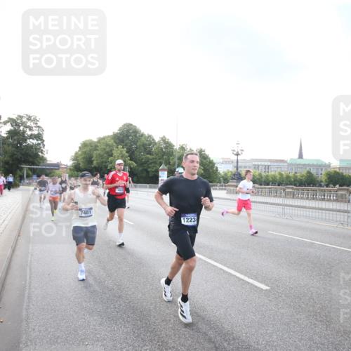 29.06.2025 - hella hamburg halbmarathon Jannik Wohlers http://msf.ph/oto/8141781 29.06.2025 09:45:01 Lombardsbrücke 57, 1758, 1990, 3043, 4050, 4129, 4698, 4749, 5070, 5328, 5746, 5826, 6358, 7272, 7389, 7481, 7651, 7723, 8209, 8883, 9137, 9381, 9571, 9634, 10171, 11413, 11857, 12049, 12234, 12988, 14028, 14289, 14395, 14784, 15621, 15672, 16157, 16711, 17175, 17374, 17802, 18099, 18102, 18692, 19194, 19202, 19203, 19204 meine-sportfotos.de