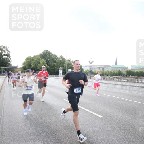29.06.2025 - hella hamburg halbmarathon Jannik Wohlers http://msf.ph/oto/8141788 29.06.2025 09:45:01 Lombardsbrücke 57, 1758, 1990, 3043, 4050, 4129, 4698, 4749, 5070, 5328, 5746, 5826, 6358, 7272, 7389, 7481, 7651, 7723, 8209, 8883, 9137, 9381, 9571, 9634, 10171, 11413, 11857, 12049, 12234, 12988, 14028, 14289, 14395, 14784, 15621, 15672, 16157, 16711, 17175, 17374, 17802, 18099, 18102, 18692, 19194, 19202, 19203, 19204 meine-sportfotos.de