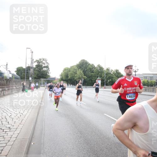 29.06.2025 - hella hamburg halbmarathon Jannik Wohlers http://msf.ph/oto/8141833 29.06.2025 09:45:02 Lombardsbrücke 57, 1758, 1990, 2689, 3043, 4050, 4129, 4698, 4749, 5070, 5328, 5746, 5826, 6358, 7272, 7389, 7481, 7651, 7723, 8209, 8883, 9137, 9381, 9571, 9634, 10017, 10171, 11413, 11857, 12049, 12234, 12691, 12988, 14028, 14289, 14395, 14784, 15621, 15672, 15826, 16157, 16711, 17151, 17175, 17374, 17802, 18099, 18102, 18692, 19194, 19202, 19203, 19204 meine-sportfotos.de