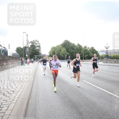 29.06.2025 - hella hamburg halbmarathon Jannik Wohlers http://msf.ph/oto/8141848 29.06.2025 09:45:03 Lombardsbrücke 57, 1758, 1990, 2689, 3043, 4050, 4129, 4698, 4749, 5070, 5328, 5746, 5826, 6358, 7272, 7389, 7481, 7651, 7723, 8209, 8883, 9137, 9381, 9571, 9634, 10017, 10171, 11413, 11857, 12049, 12234, 12691, 12988, 14028, 14395, 14784, 15621, 15672, 15826, 16157, 16711, 17151, 17175, 17374, 17802, 18099, 18102, 18177, 18692, 19194, 19202, 19203, 19204 meine-sportfotos.de