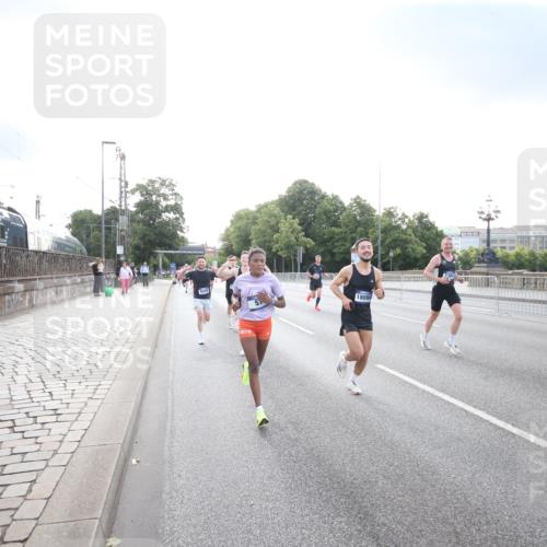 29.06.2025 - hella hamburg halbmarathon Jannik Wohlers http://msf.ph/oto/8141854 29.06.2025 09:45:03 Lombardsbrücke 57, 1758, 1990, 2689, 3043, 4050, 4129, 4698, 4749, 5070, 5328, 5746, 5826, 6358, 7272, 7389, 7481, 7651, 7723, 8209, 8883, 9137, 9381, 9571, 9634, 10017, 10171, 11413, 11857, 12049, 12234, 12691, 12988, 14028, 14395, 14784, 15621, 15672, 15826, 16157, 16711, 17151, 17175, 17374, 17802, 18099, 18102, 18177, 18692, 19194, 19202, 19203, 19204 meine-sportfotos.de