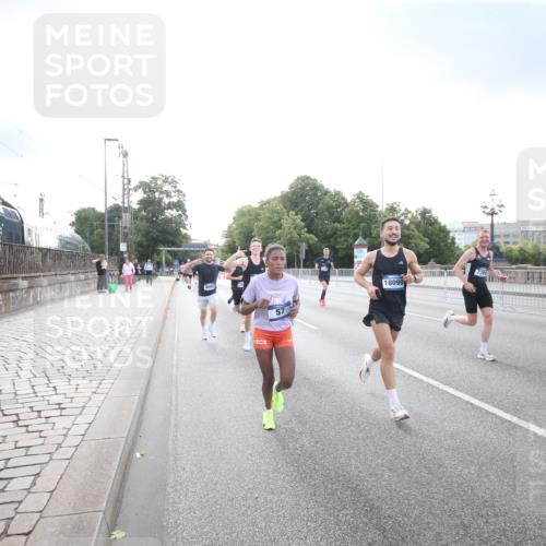 29.06.2025 - hella hamburg halbmarathon Jannik Wohlers http://msf.ph/oto/8141865 29.06.2025 09:45:03 Lombardsbrücke 57, 1758, 1990, 2689, 3043, 4050, 4129, 4698, 4749, 5070, 5328, 5746, 5826, 6358, 7272, 7389, 7481, 7651, 7723, 8209, 8883, 9137, 9381, 9571, 9634, 10017, 10171, 11413, 11857, 12049, 12234, 12691, 12988, 14028, 14395, 14784, 15621, 15672, 15826, 16157, 16711, 17151, 17175, 17374, 17802, 18099, 18102, 18177, 18692, 19194, 19202, 19203, 19204 meine-sportfotos.de