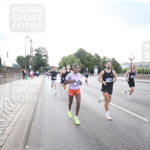 29.06.2025 - hella hamburg halbmarathon Jannik Wohlers http://msf.ph/oto/8141871 29.06.2025 09:45:03 Lombardsbrücke 57, 1758, 1990, 2689, 3043, 4050, 4129, 4698, 4749, 5070, 5328, 5746, 5826, 6358, 7272, 7389, 7481, 7651, 7723, 8209, 8883, 9137, 9381, 9571, 9634, 10017, 10171, 11413, 11857, 12049, 12234, 12691, 12988, 14028, 14395, 14784, 15621, 15672, 15826, 16157, 16711, 17151, 17175, 17374, 17802, 18099, 18102, 18177, 18692, 19194, 19202, 19203, 19204 meine-sportfotos.de
