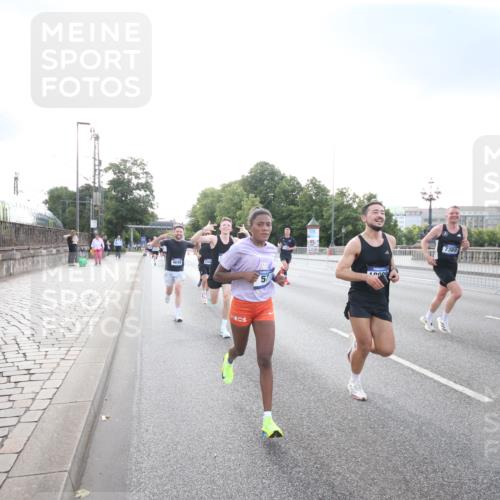 29.06.2025 - hella hamburg halbmarathon Jannik Wohlers http://msf.ph/oto/8141878 29.06.2025 09:45:03 Lombardsbrücke 57, 1758, 1990, 2689, 3043, 4050, 4129, 4698, 4749, 5070, 5328, 5746, 5826, 6358, 7272, 7389, 7481, 7651, 7723, 8209, 8883, 9137, 9381, 9571, 9634, 10017, 10171, 11413, 11857, 12049, 12234, 12691, 12988, 14028, 14395, 14784, 15621, 15672, 15826, 16157, 16711, 17151, 17175, 17374, 17802, 18099, 18102, 18177, 18692, 19194, 19202, 19203, 19204 meine-sportfotos.de