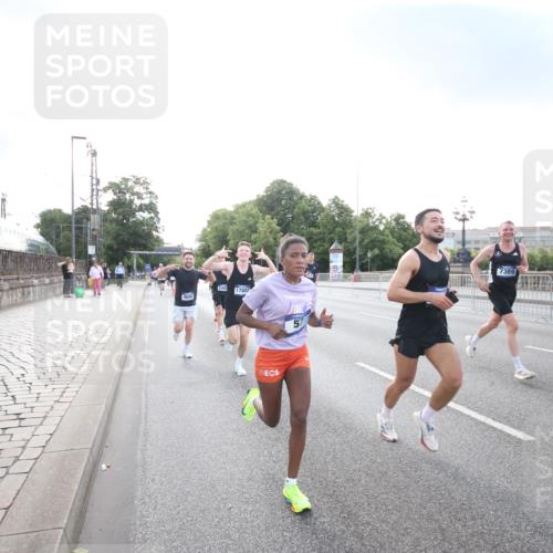 29.06.2025 - hella hamburg halbmarathon Jannik Wohlers http://msf.ph/oto/8141884 29.06.2025 09:45:03 Lombardsbrücke 57, 1758, 1990, 2689, 3043, 4050, 4129, 4698, 4749, 5070, 5328, 5746, 5826, 6358, 7272, 7389, 7481, 7651, 7723, 8209, 8883, 9137, 9381, 9571, 9634, 10017, 10171, 11413, 11857, 12049, 12234, 12691, 12988, 14028, 14395, 14784, 15621, 15672, 15826, 16157, 16711, 17151, 17175, 17374, 17802, 18099, 18102, 18177, 18692, 19194, 19202, 19203, 19204 meine-sportfotos.de