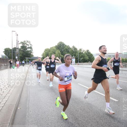 29.06.2025 - hella hamburg halbmarathon Jannik Wohlers http://msf.ph/oto/8141891 29.06.2025 09:45:03 Lombardsbrücke 57, 1758, 1990, 2689, 3043, 4050, 4129, 4698, 4749, 5070, 5328, 5746, 5826, 6358, 7272, 7389, 7481, 7651, 7723, 8209, 8883, 9137, 9381, 9571, 9634, 10017, 10171, 11413, 11857, 12049, 12234, 12691, 12988, 14028, 14395, 14784, 15621, 15672, 15826, 16157, 16711, 17151, 17175, 17374, 17802, 18099, 18102, 18177, 18692, 19194, 19202, 19203, 19204 meine-sportfotos.de