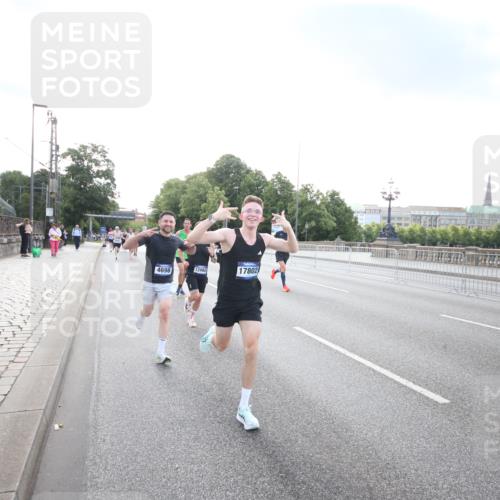 29.06.2025 - hella hamburg halbmarathon Jannik Wohlers http://msf.ph/oto/8141899 29.06.2025 09:45:04 Lombardsbrücke 57, 1758, 1990, 2689, 3043, 4050, 4129, 4698, 4749, 5070, 5328, 5746, 5826, 6358, 7272, 7389, 7481, 7651, 7723, 8209, 8883, 9137, 9381, 9571, 9634, 10017, 10171, 11413, 11857, 12049, 12234, 12691, 12988, 14028, 14395, 14784, 15621, 15672, 15826, 16157, 16711, 17151, 17175, 17374, 17802, 18099, 18102, 18177, 18692, 19194, 19202, 19203, 19204 meine-sportfotos.de
