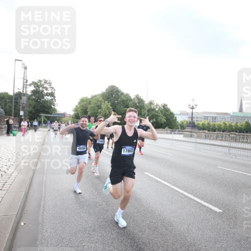 29.06.2025 - hella hamburg halbmarathon Jannik Wohlers http://msf.ph/oto/8141907 29.06.2025 09:45:04 Lombardsbrücke 57, 1758, 1990, 2689, 3043, 4050, 4129, 4698, 4749, 5070, 5328, 5746, 5826, 6358, 7272, 7389, 7481, 7651, 7723, 8209, 8883, 9137, 9381, 9571, 9634, 10017, 10171, 11413, 11857, 12049, 12234, 12691, 12988, 14028, 14395, 14784, 15621, 15672, 15826, 16157, 16711, 17151, 17175, 17374, 17802, 18099, 18102, 18177, 18692, 19194, 19202, 19203, 19204 meine-sportfotos.de
