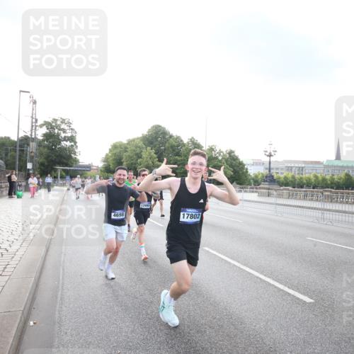 29.06.2025 - hella hamburg halbmarathon Jannik Wohlers http://msf.ph/oto/8141913 29.06.2025 09:45:04 Lombardsbrücke 57, 1758, 1990, 2689, 3043, 4050, 4129, 4698, 4749, 5070, 5328, 5746, 5826, 6358, 7272, 7389, 7481, 7651, 7723, 8209, 8883, 9137, 9381, 9571, 9634, 10017, 10171, 11413, 11857, 12049, 12234, 12691, 12988, 14028, 14395, 14784, 15621, 15672, 15826, 16157, 16711, 17151, 17175, 17374, 17802, 18099, 18102, 18177, 18692, 19194, 19202, 19203, 19204 meine-sportfotos.de