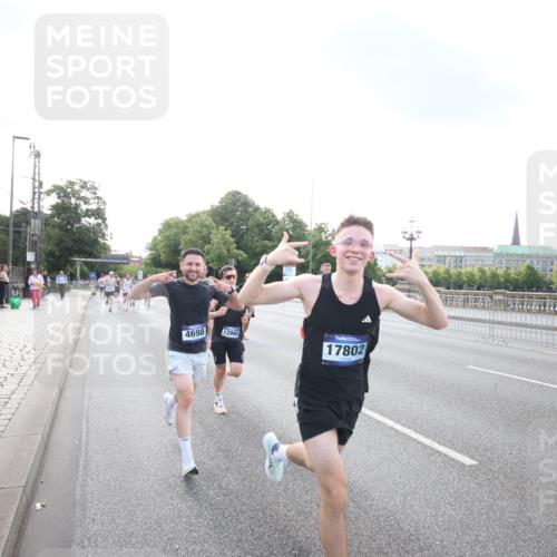 29.06.2025 - hella hamburg halbmarathon Jannik Wohlers http://msf.ph/oto/8141928 29.06.2025 09:45:04 Lombardsbrücke 57, 1758, 1990, 2689, 3043, 4050, 4129, 4698, 4749, 5070, 5328, 5746, 5826, 6358, 7272, 7389, 7481, 7651, 7723, 8209, 8883, 9137, 9381, 9571, 9634, 10017, 10171, 11413, 11857, 12049, 12234, 12691, 12988, 14028, 14395, 14784, 15621, 15672, 15826, 16157, 16711, 17151, 17175, 17374, 17802, 18099, 18102, 18177, 18692, 19194, 19202, 19203, 19204 meine-sportfotos.de