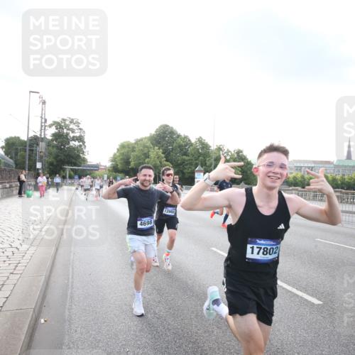 29.06.2025 - hella hamburg halbmarathon Jannik Wohlers http://msf.ph/oto/8141934 29.06.2025 09:45:04 Lombardsbrücke 57, 1758, 1990, 2689, 3043, 4050, 4129, 4698, 4749, 5070, 5328, 5746, 5826, 6358, 7272, 7389, 7481, 7651, 7723, 8209, 8883, 9137, 9381, 9571, 9634, 10017, 10171, 11413, 11857, 12049, 12234, 12691, 12988, 14028, 14395, 14784, 15621, 15672, 15826, 16157, 16711, 17151, 17175, 17374, 17802, 18099, 18102, 18177, 18692, 19194, 19202, 19203, 19204 meine-sportfotos.de