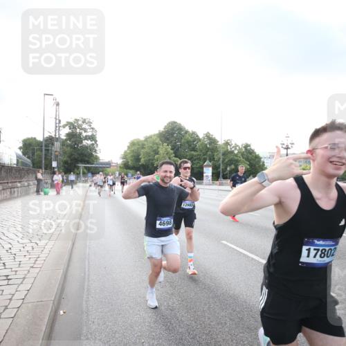 29.06.2025 - hella hamburg halbmarathon Jannik Wohlers http://msf.ph/oto/8141939 29.06.2025 09:45:04 Lombardsbrücke 57, 1758, 1990, 2689, 3043, 4050, 4129, 4698, 4749, 5070, 5328, 5746, 5826, 6358, 7272, 7389, 7481, 7651, 7723, 8209, 8883, 9137, 9381, 9571, 9634, 10017, 10171, 11413, 11857, 12049, 12234, 12691, 12988, 14028, 14395, 14784, 15621, 15672, 15826, 16157, 16711, 17151, 17175, 17374, 17802, 18099, 18102, 18177, 18692, 19194, 19202, 19203, 19204 meine-sportfotos.de