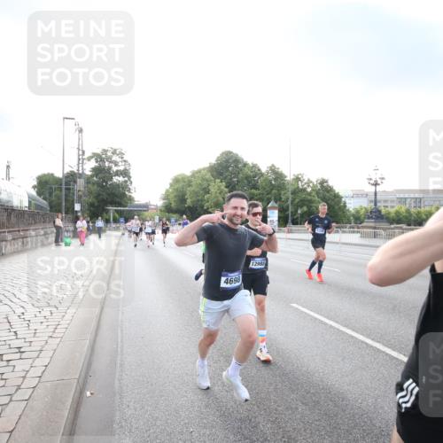 29.06.2025 - hella hamburg halbmarathon Jannik Wohlers http://msf.ph/oto/8141945 29.06.2025 09:45:04 Lombardsbrücke 57, 1758, 1990, 2689, 3043, 4050, 4129, 4698, 4749, 5070, 5328, 5746, 5826, 6358, 7272, 7389, 7481, 7651, 7723, 8209, 8883, 9137, 9381, 9571, 9634, 10017, 10171, 11413, 11857, 12049, 12234, 12691, 12988, 14028, 14395, 14784, 15621, 15672, 15826, 16157, 16711, 17151, 17175, 17374, 17802, 18099, 18102, 18177, 18692, 19194, 19202, 19203, 19204 meine-sportfotos.de