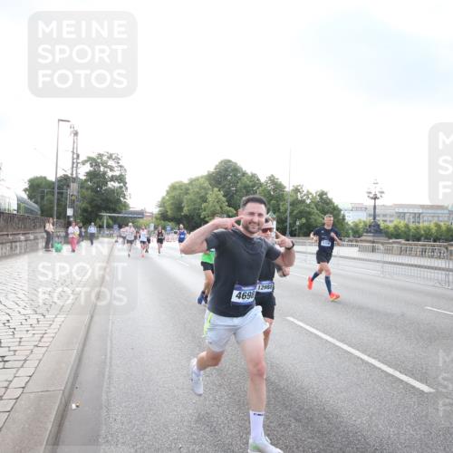 29.06.2025 - hella hamburg halbmarathon Jannik Wohlers http://msf.ph/oto/8141953 29.06.2025 09:45:04 Lombardsbrücke 57, 1758, 1990, 2689, 3043, 4050, 4129, 4698, 4749, 5070, 5328, 5746, 5826, 6358, 7272, 7389, 7481, 7651, 7723, 8209, 8883, 9137, 9381, 9571, 9634, 10017, 10171, 11413, 11857, 12049, 12234, 12691, 12988, 14028, 14395, 14784, 15621, 15672, 15826, 16157, 16711, 17151, 17175, 17374, 17802, 18099, 18102, 18177, 18692, 19194, 19202, 19203, 19204 meine-sportfotos.de