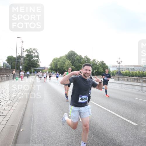 29.06.2025 - hella hamburg halbmarathon Jannik Wohlers http://msf.ph/oto/8141958 29.06.2025 09:45:04 Lombardsbrücke 57, 1758, 1990, 2689, 3043, 4050, 4129, 4698, 4749, 5070, 5328, 5746, 5826, 6358, 7272, 7389, 7481, 7651, 7723, 8209, 8883, 9137, 9381, 9571, 9634, 10017, 10171, 11413, 11857, 12049, 12234, 12691, 12988, 14028, 14395, 14784, 15621, 15672, 15826, 16157, 16711, 17151, 17175, 17374, 17802, 18099, 18102, 18177, 18692, 19194, 19202, 19203, 19204 meine-sportfotos.de