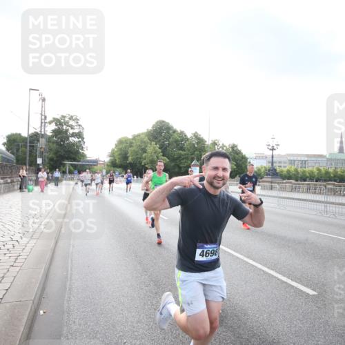 29.06.2025 - hella hamburg halbmarathon Jannik Wohlers http://msf.ph/oto/8141965 29.06.2025 09:45:05 Lombardsbrücke 57, 1758, 1990, 2689, 3043, 4050, 4129, 4679, 4698, 4749, 5070, 5328, 5746, 5826, 6358, 7272, 7389, 7481, 7651, 7723, 8209, 8883, 9137, 9381, 9571, 9634, 10017, 10171, 11413, 11857, 12234, 12691, 12988, 13618, 14028, 14395, 14466, 14784, 15621, 15672, 15826, 15887, 16711, 17151, 17175, 17374, 17802, 18099, 18102, 18177, 18692, 19194, 19202, 19203, 19204 meine-sportfotos.de