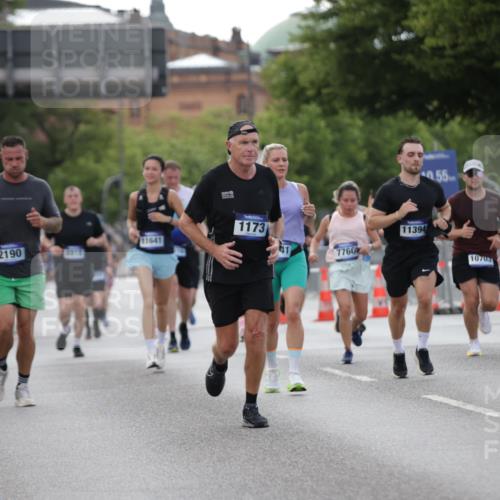 29.06.2025 - hella hamburg halbmarathon Jannik Wohlers http://msf.ph/oto/8141978 29.06.2025 10:07:13 Lombardsbrücke 1173, 1893, 2032, 2136, 2190, 3922, 4502, 4550, 5100, 6196, 7019, 7760, 9967, 10212, 10703, 11114, 11394, 11641, 12378, 15051, 15673, 16241, 16539, 17062, 18270, 18721, 19134 meine-sportfotos.de