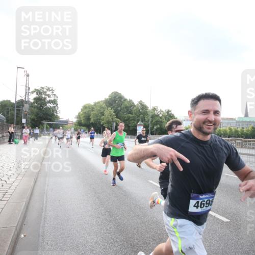 29.06.2025 - hella hamburg halbmarathon Jannik Wohlers http://msf.ph/oto/8141980 29.06.2025 09:45:05 Lombardsbrücke 57, 1758, 1990, 2689, 3043, 4050, 4129, 4679, 4698, 4749, 5070, 5328, 5746, 5826, 6358, 7272, 7389, 7481, 7651, 7723, 8209, 8883, 9137, 9381, 9571, 9634, 10017, 10171, 11413, 11857, 12234, 12691, 12988, 13618, 14028, 14395, 14466, 14784, 15621, 15672, 15826, 15887, 16711, 17151, 17175, 17374, 17802, 18099, 18102, 18177, 18692, 19194, 19202, 19203, 19204 meine-sportfotos.de