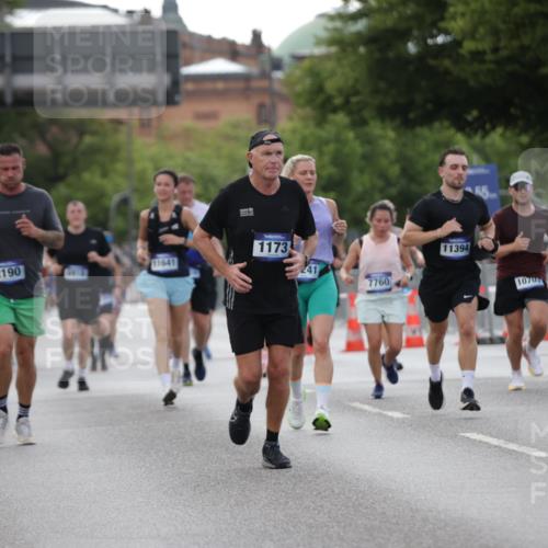 29.06.2025 - hella hamburg halbmarathon Jannik Wohlers http://msf.ph/oto/8141984 29.06.2025 10:07:13 Lombardsbrücke 1173, 1893, 2032, 2136, 2190, 3922, 4502, 4550, 5100, 6196, 7019, 7760, 9967, 10212, 10703, 11114, 11394, 11641, 12378, 15051, 15673, 16241, 16539, 17062, 18270, 18721, 19134 meine-sportfotos.de